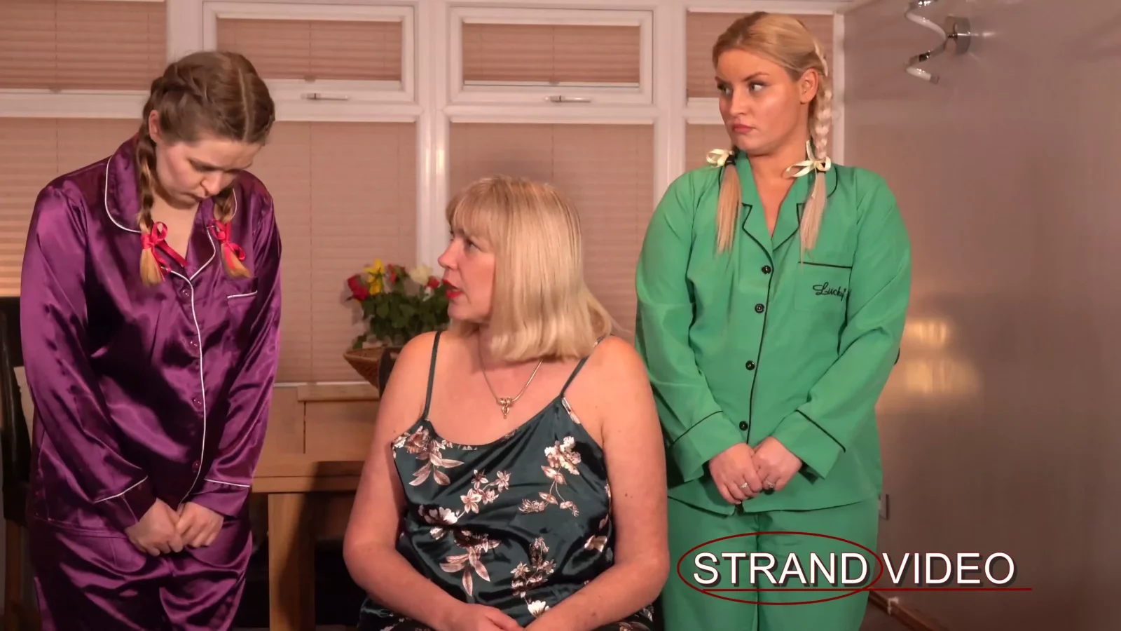 Screenshot 7 aus Schmerzhafte Lektion: Unartige Angestellte werden von Mama Sarah verhauen