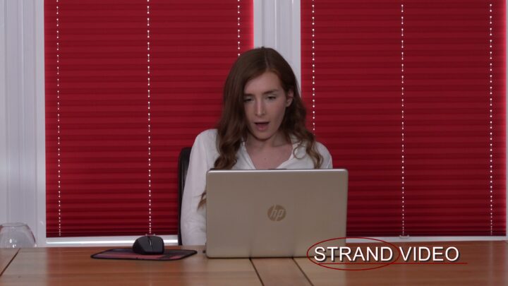 Screenshot 1 da La Masturbazione in Ufficio di Katie Porta a una Vera Sculacciata - Spankingsarah