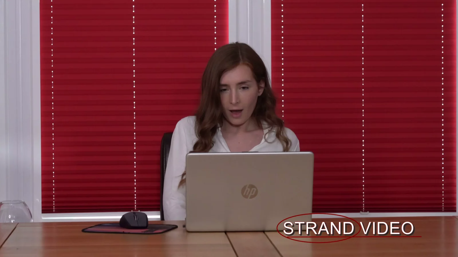 Captura de pantalla 1 de La Masturbación en la Oficina de Katie Conduce a una Nalgada de Verdad - Spankingsarah