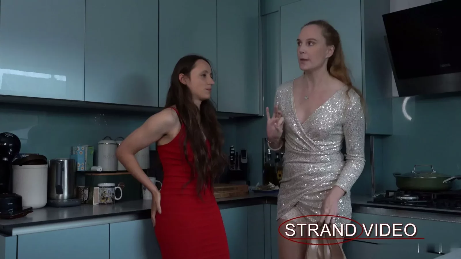 Captura de pantalla 1 de Girls Night Out: Spanking Sarah’s Naughty Pajama Party