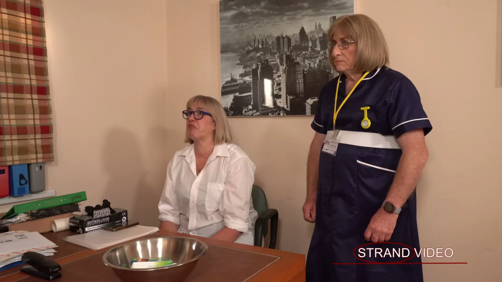 Captura de pantalla 3 de La Mala Conducta Médica de Mila: Castigada por el Doctor Stern | Spankingsarah