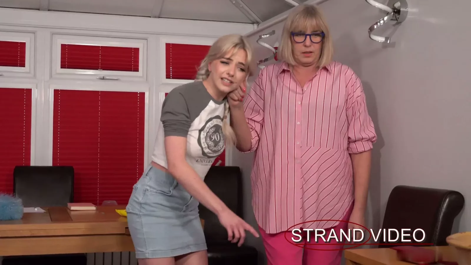 Captura de pantalla 2 de Tirón de Oreja y Azotes OTK para la Limpiadora Ladrona | Spankingsarah