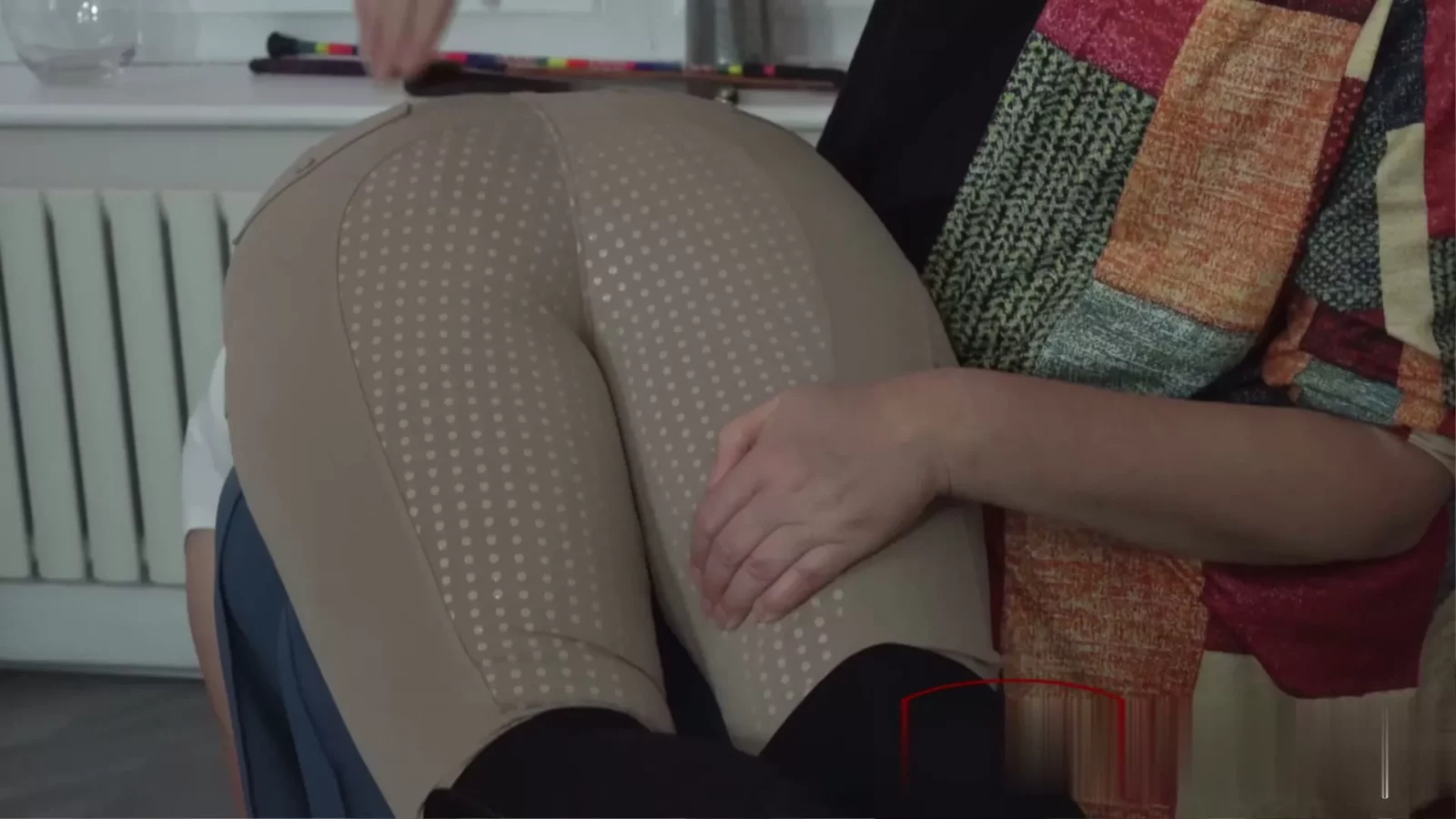 Captura de pantalla 3 de Rosie Ann Azotada en Pantalones de Montar por su Jefe - Spankingsarah