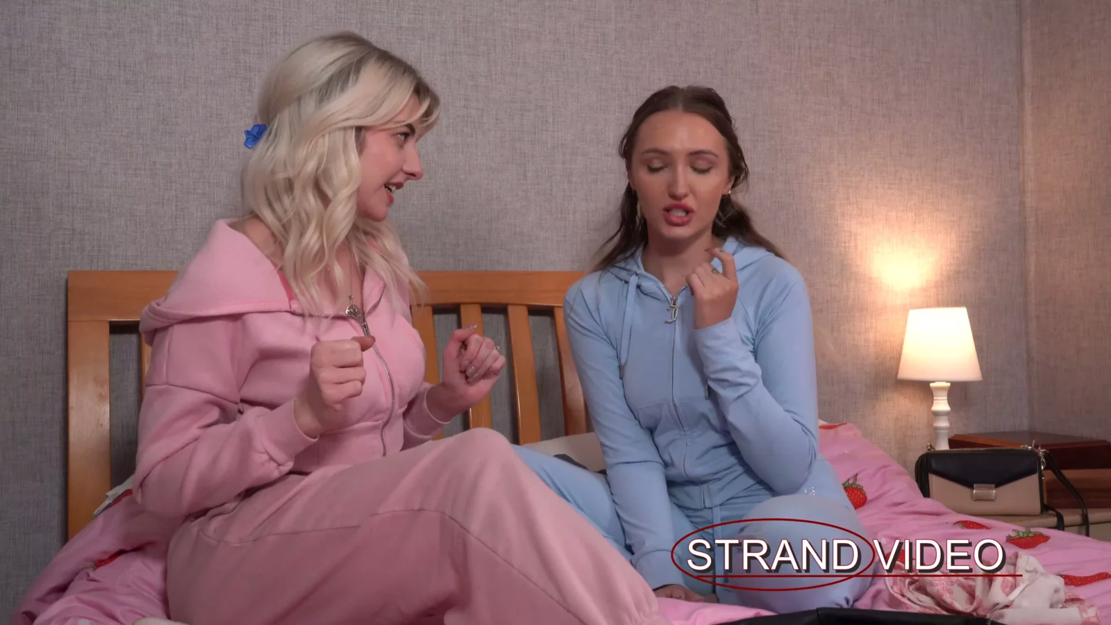 Captura de pantalla 1 de Azotes en las Nalgas al Desnudo para Estafadores Atrapados - Kitty Marie, Gabie, Sarah Stern