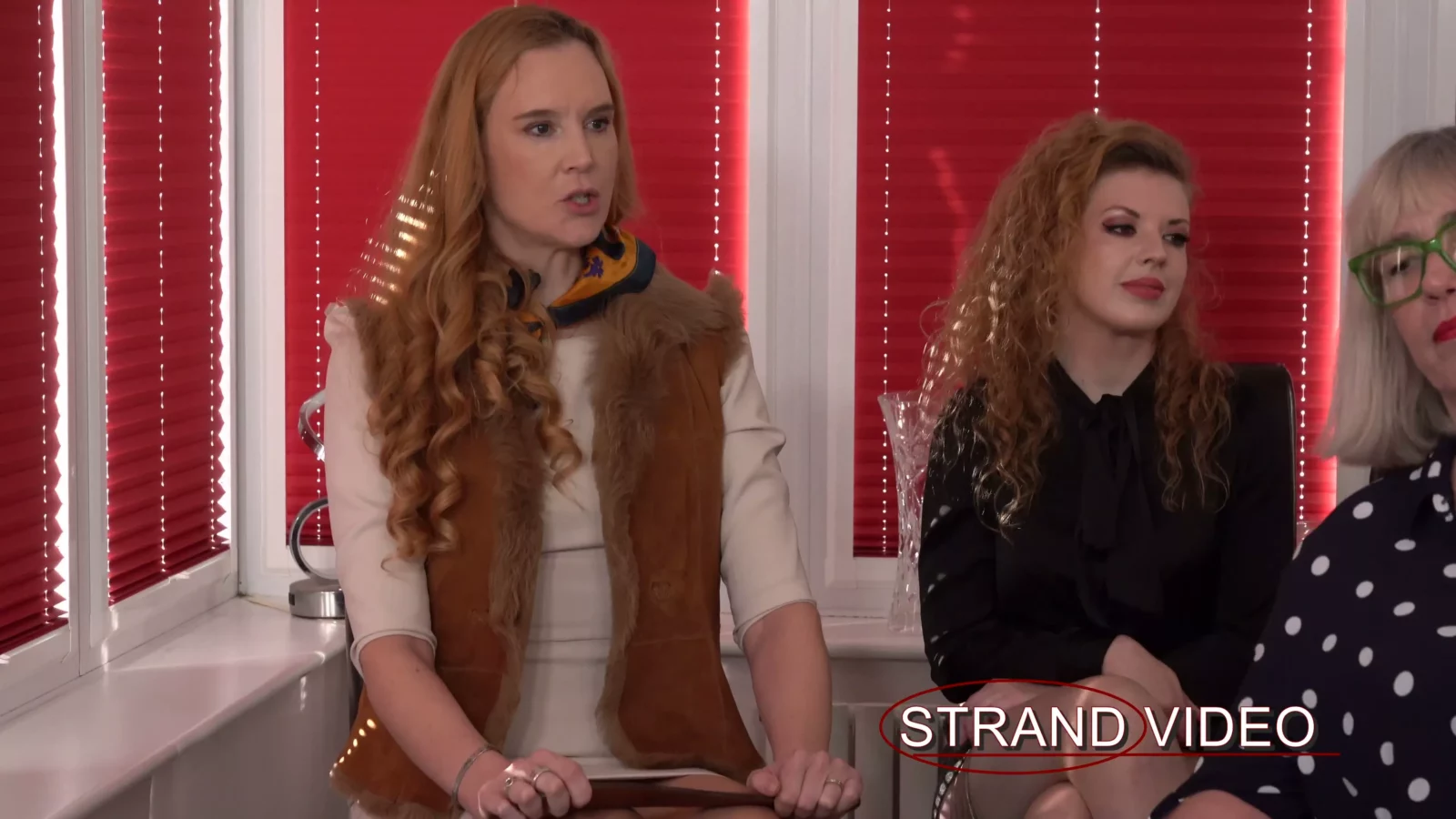 Captura de pantalla 4 de Madres Azotando a Hijas Adultas: Un Debate Animado | Spankingsarah