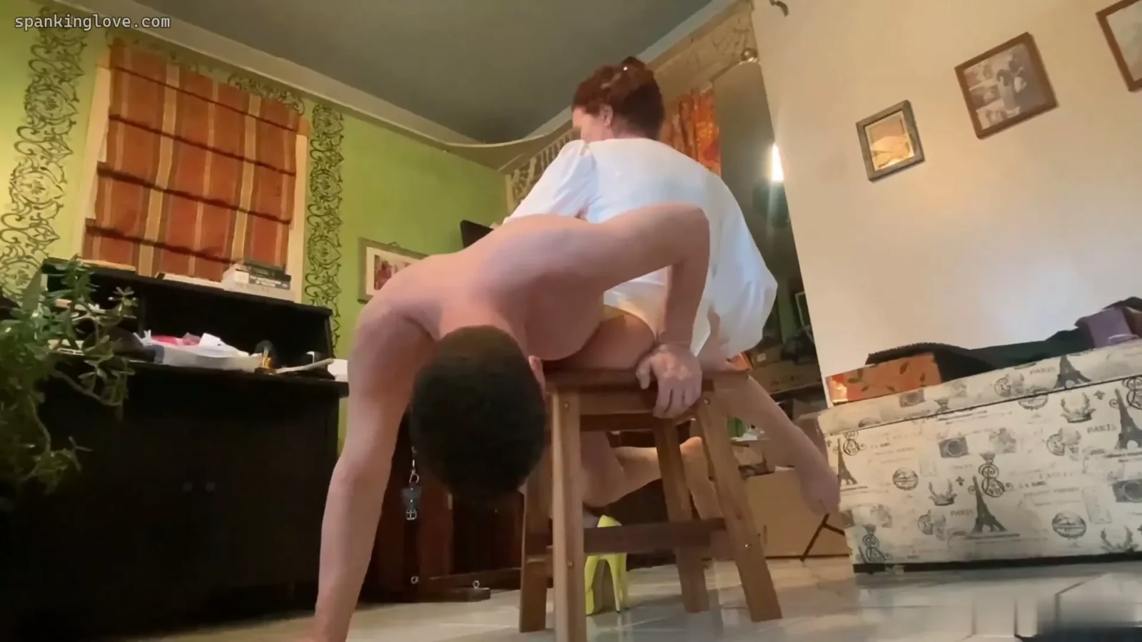 來自 凱莉·佩恩的家庭紀律:難忘的膝上打屁股 的截圖 5