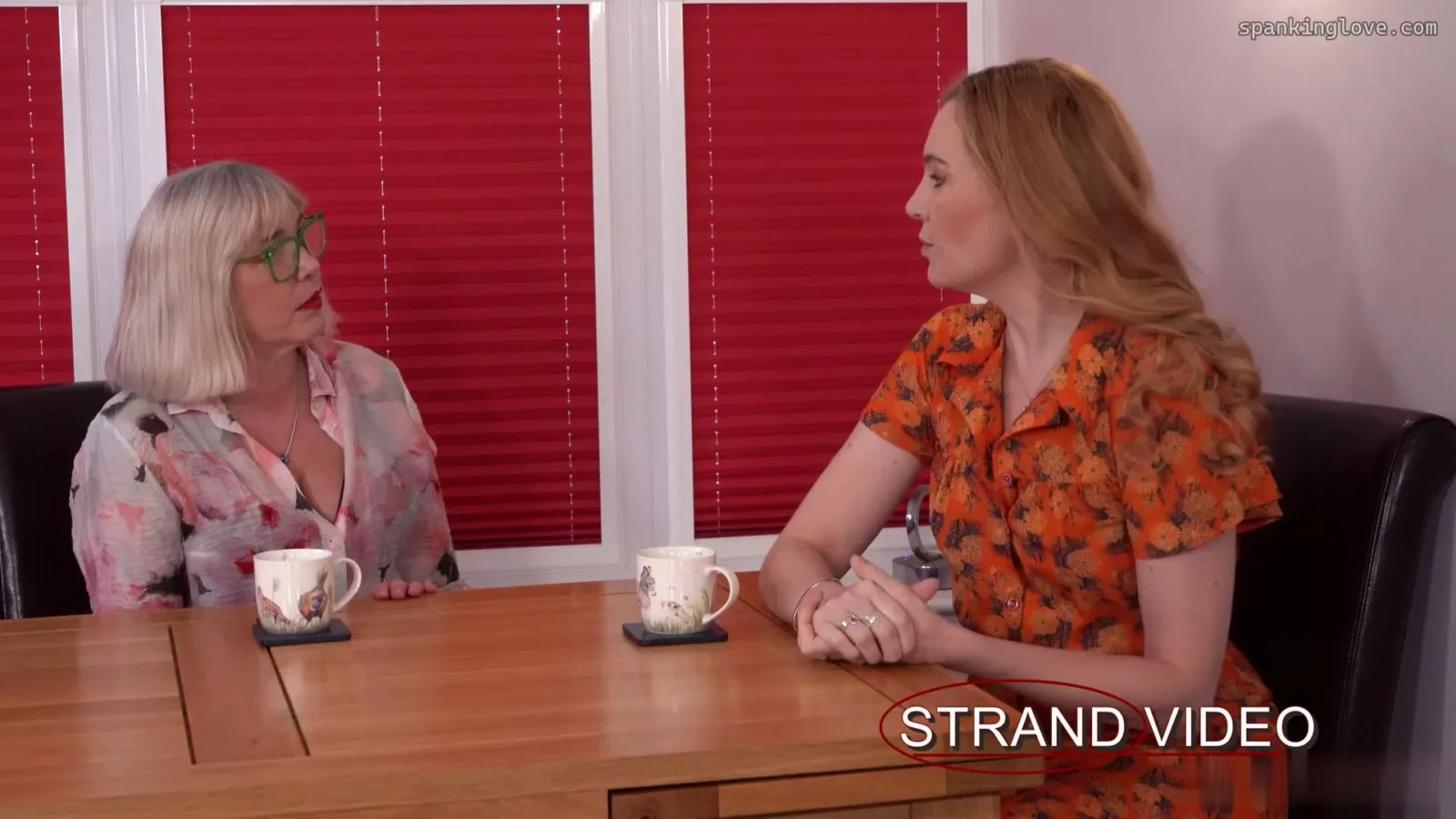 Captura de pantalla 1 de Placer Disciplinario: Amelia Jane y Sarah Stern Azotadas por Sarah Bright