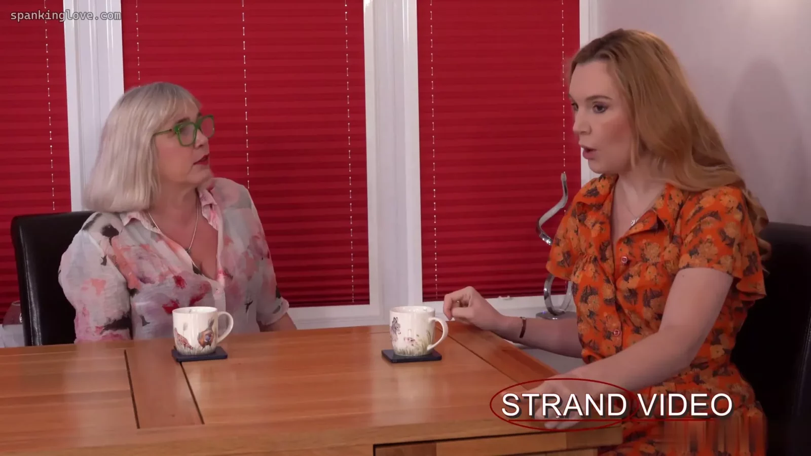 Captura de pantalla 2 de Placer Disciplinario: Amelia Jane y Sarah Stern Azotadas por Sarah Bright