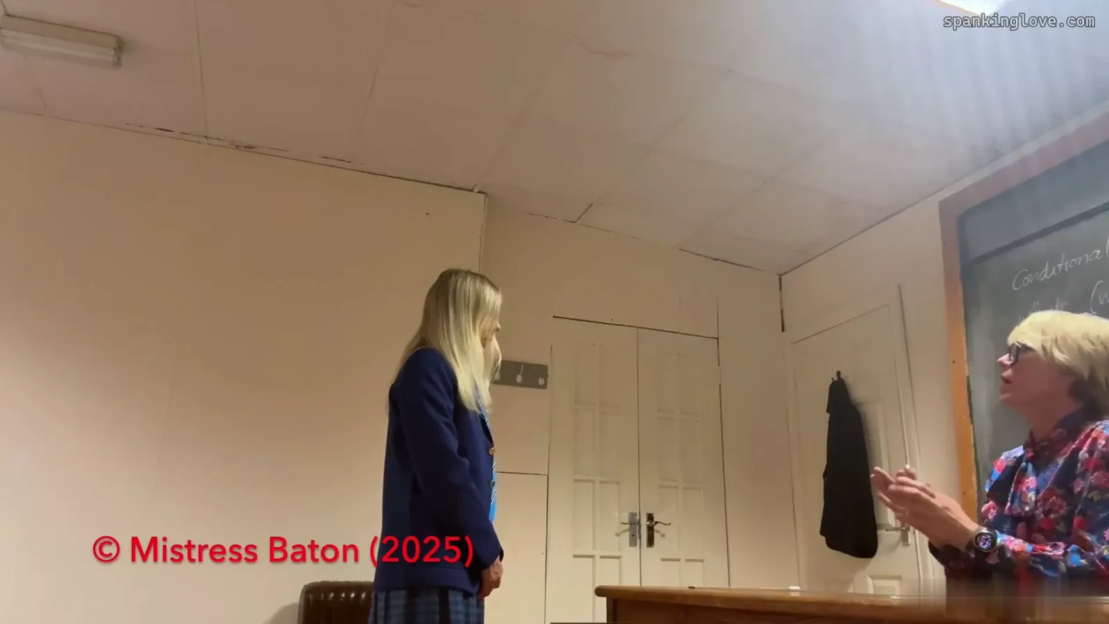 來自 艾莉莎·威廉斯因在校偷竊內褲遭藤條體罰 的截圖 2