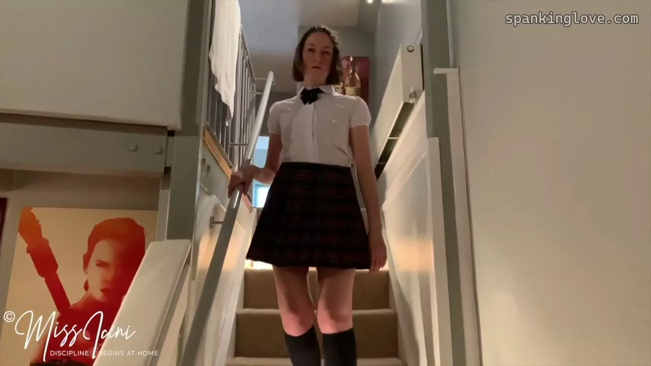 Reproducir video: Felicity Azotada por su Madrastra por Vestido de Discoteca | Miss Iceni