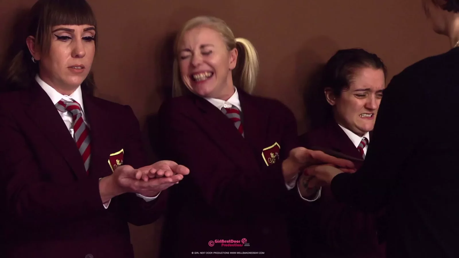 Captura de pantalla 8 de Los Clips de Nalgadas de la Señorita Svenson: Que el Castigo Ajuste a la Falta