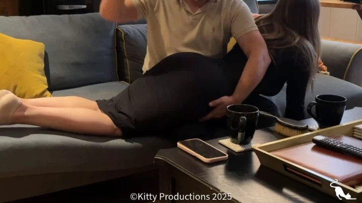 Screenshot 1 from Een Avond met Problemen Deel 1 - Esmae-Lou krijgt een gesprek over haar gedrag over de knie met de hand en de haarborstel. — Kitty Productions