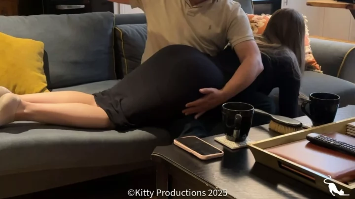 Screenshot 2 from Een Avond met Problemen Deel 1 - Esmae-Lou krijgt een gesprek over haar gedrag over de knie met de hand en de haarborstel. — Kitty Productions