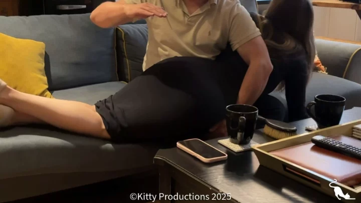 Screenshot 3 from Een Avond met Problemen Deel 1 - Esmae-Lou krijgt een gesprek over haar gedrag over de knie met de hand en de haarborstel. — Kitty Productions