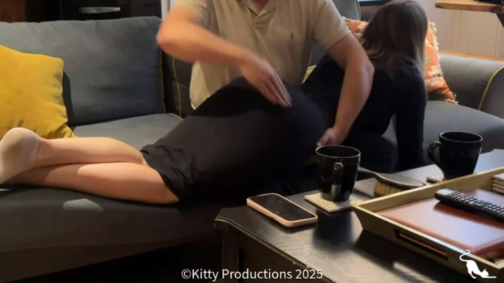 Screenshot 4 from Een Avond met Problemen Deel 1 - Esmae-Lou krijgt een gesprek over haar gedrag over de knie met de hand en de haarborstel. — Kitty Productions