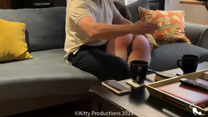 Een Avond met Problemen Deel 1 - Esmae-Lou krijgt een gesprek over haar gedrag over de knie met de hand en de haarborstel. — Kitty Productions