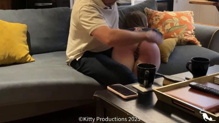 Screenshot 8 from Een Avond met Problemen Deel 1 - Esmae-Lou krijgt een gesprek over haar gedrag over de knie met de hand en de haarborstel. — Kitty Productions