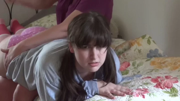 Screenshot 2 from Tante Chris Strenge Tante Geeft Een Lange Blote Billen Pak Rammen Met De Haarborstel Straf — Spanking