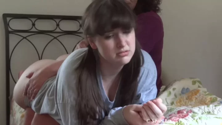 Screenshot 7 from Tante Chris Strenge Tante Geeft Een Lange Blote Billen Pak Rammen Met De Haarborstel Straf — Spanking