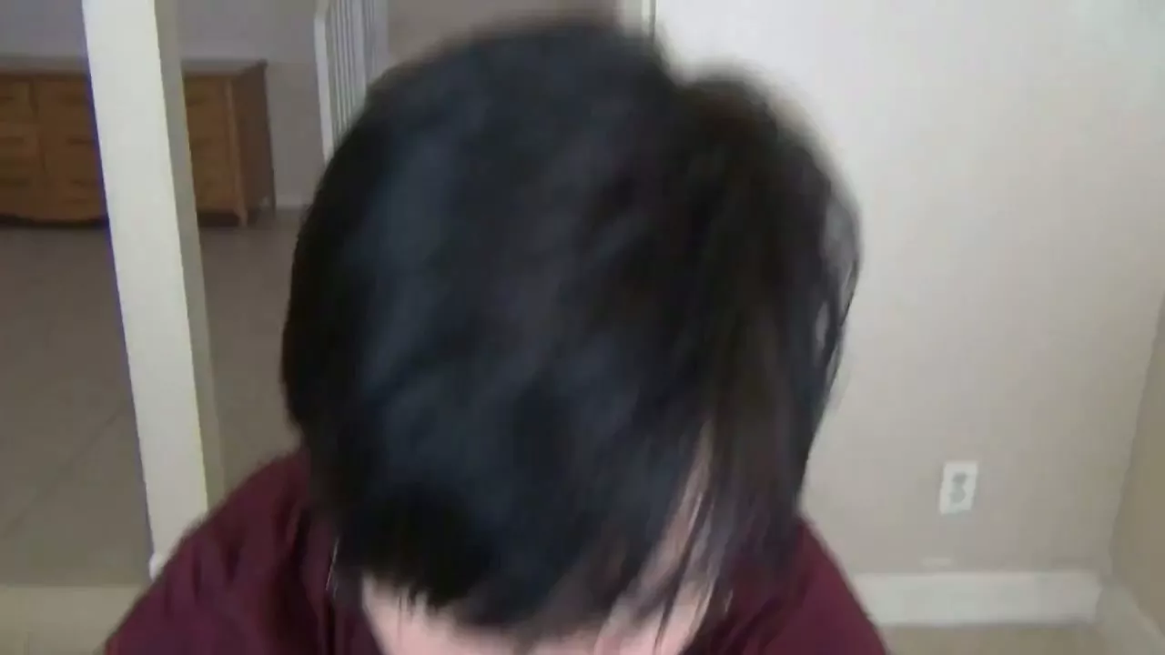 Screenshot 1 from 戴娜·凯恩在严格厨房打屁股前调整高跟鞋