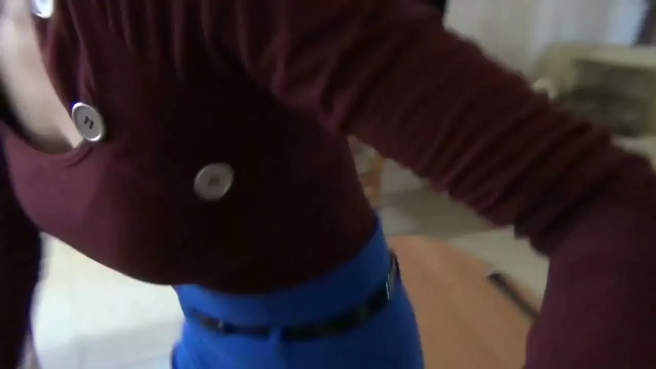 Screenshot 2 from 戴娜·凯恩在严格厨房打屁股前调整高跟鞋
