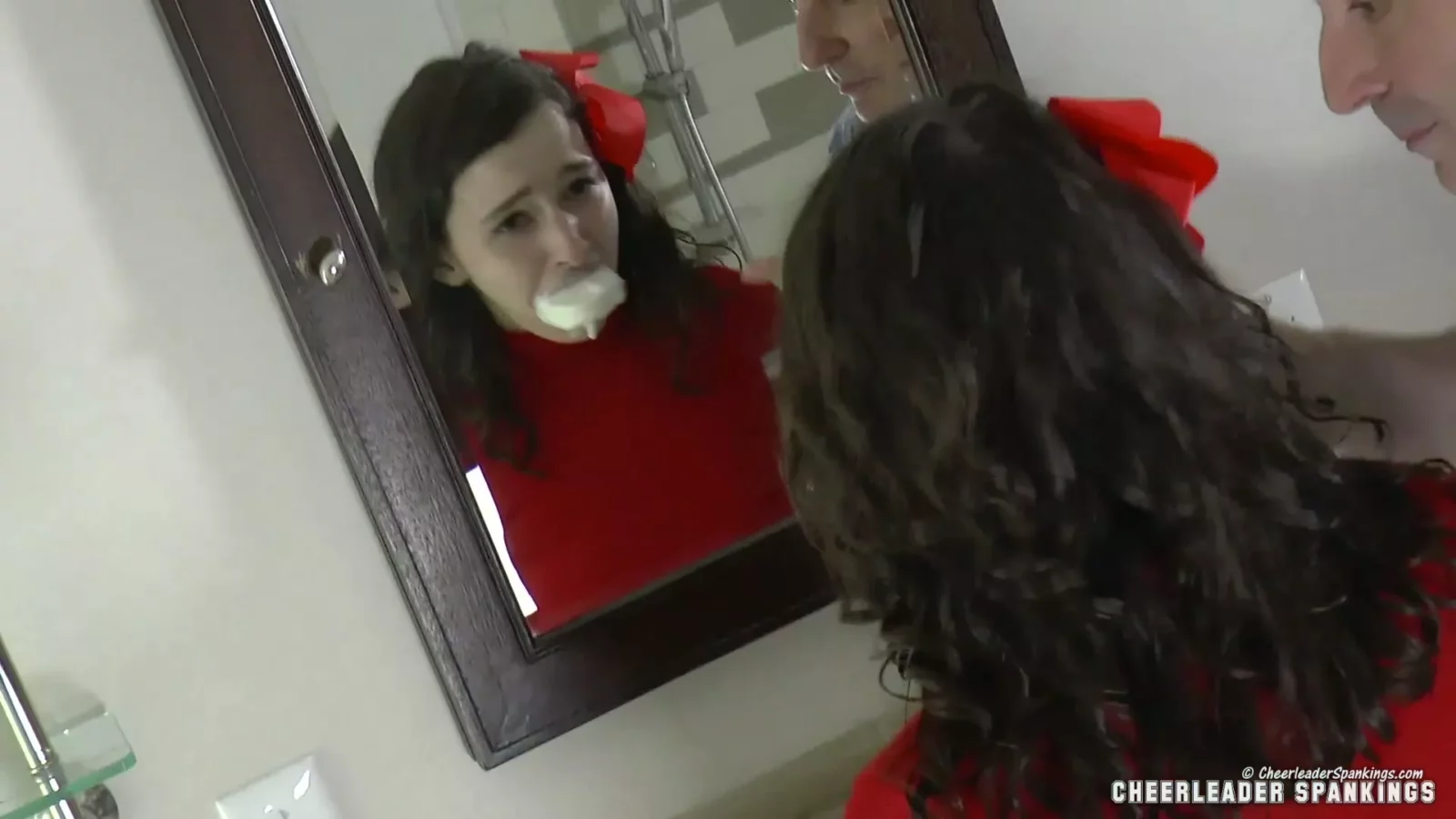 Play video: Gedisciplineerd voor een Vuile Mond — Cheerleader Opslurven