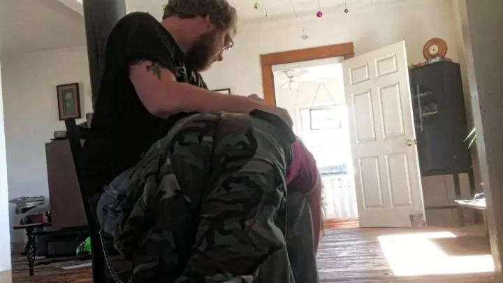 Screenshot 5 from Dixie Gekregen Van Papa Voor Stokerij Harde Ouderlijke Tuchtiging — Pak Op De Billen