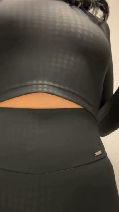 Screenshot 8 from Maîtresse Sévère Prépare la Tenue pour la Séance de Discipline