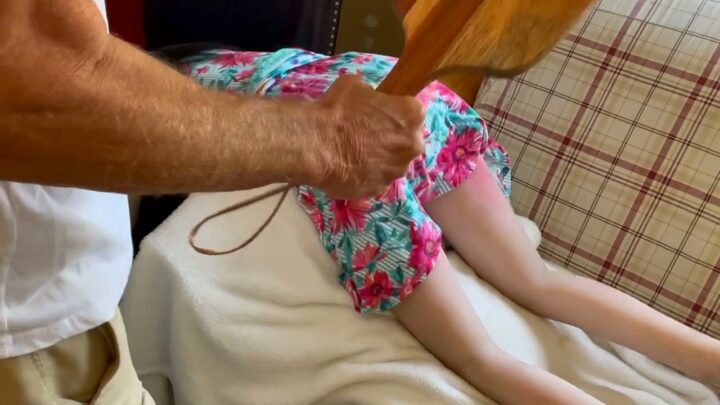 Screenshot 1 from Domme Sensuelle Prépare Son Soumis pour une Fessée Sur Ses Genoux | Fesser Ma Poupée d'Amour