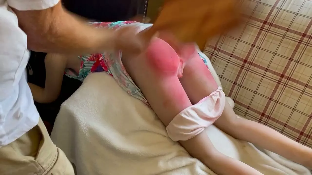 來自 性感女主人為順從者準備膝上打屁股 | 打我心愛的娃娃屁股 的截圖 5