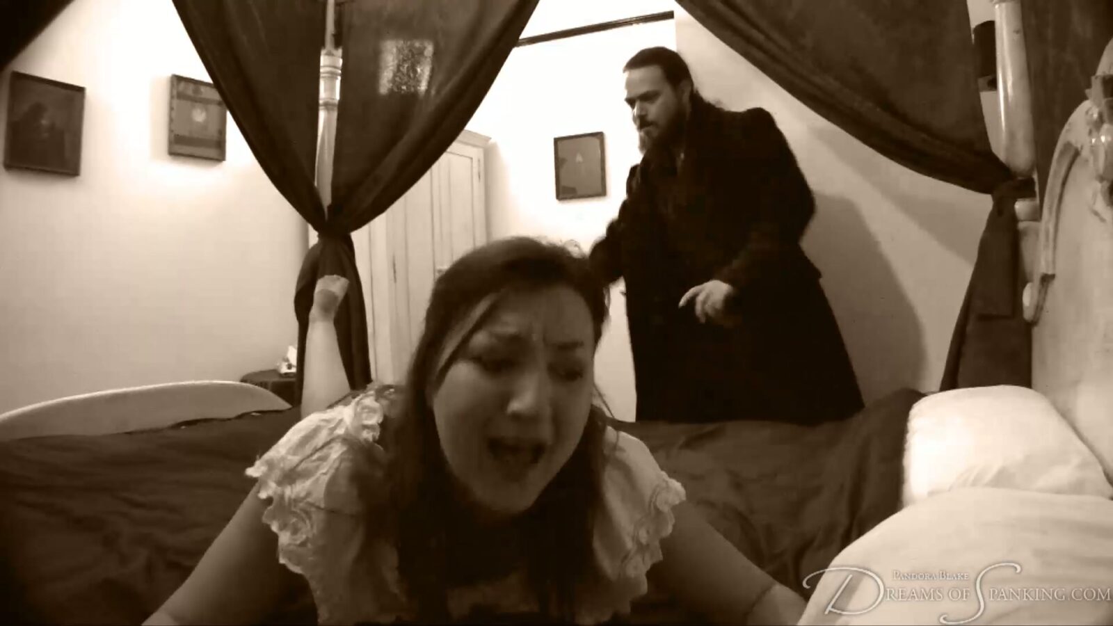 Play video: Amelia Geplaagd door Victoriaanse Spanking Geesten - Dromen van Spanking