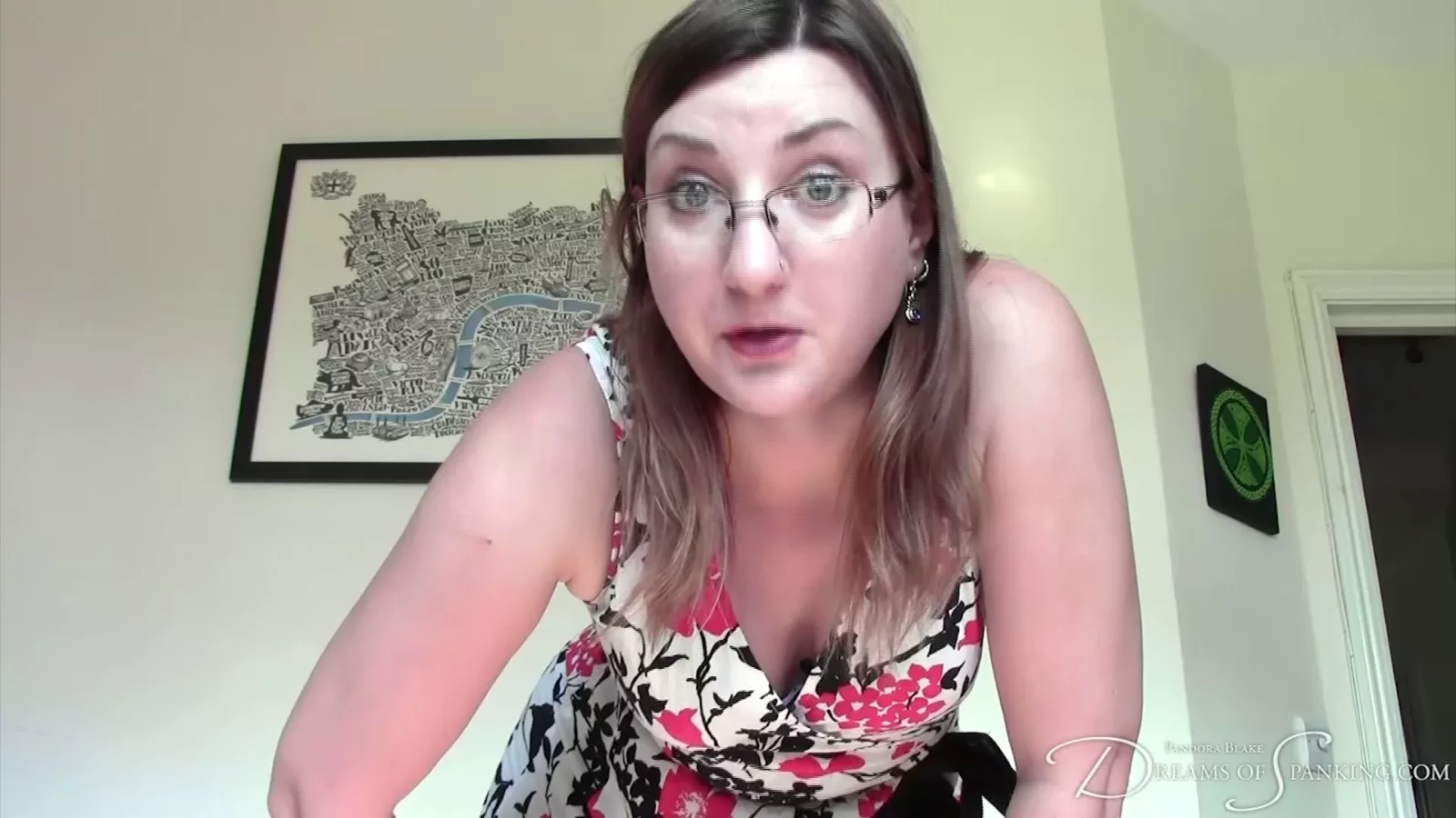 Reproducir video: Disciplina Doméstica Estricta de Pandora Blake: Solo Espera a Que Lleguemos a Casa