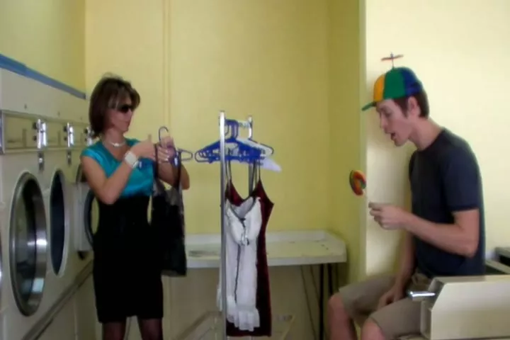 Play video: Wasserette Met Stief-Mama — Dominantie Voor Je Eigen Bestwil