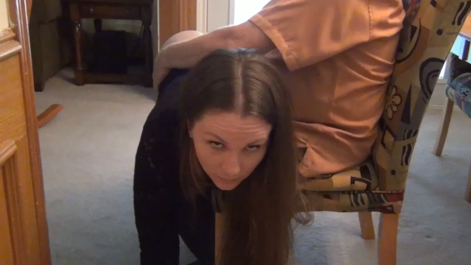 Play video: Lux Over De Knie — Spanking
