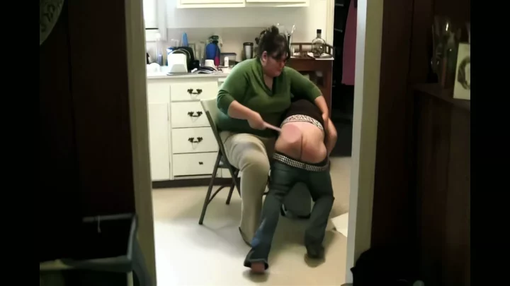 Sami Krijgt Haar Blote Billen Geblakerd In De Keuken Door Mama En Papa