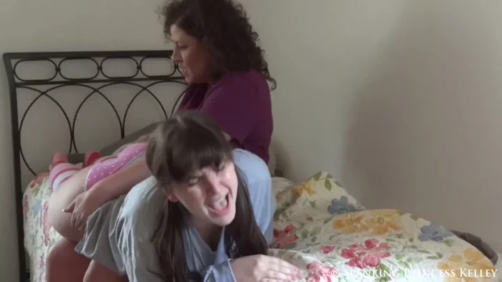 Tante Chris Strenge Tante erteilt eine lange, nackte Po-Haarbürsten-Strafe — Spanking
