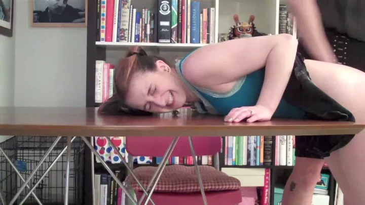 Screenshot 2 from Punk Meisje Opnieuw Op de Billen Gekregen