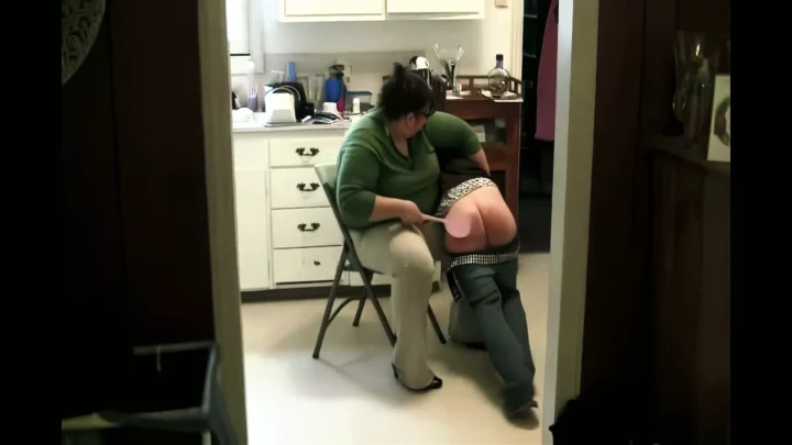 Screenshot 2 from Sami Krijgt Haar Blote Billen Geblakerd In De Keuken Door Mama En Papa