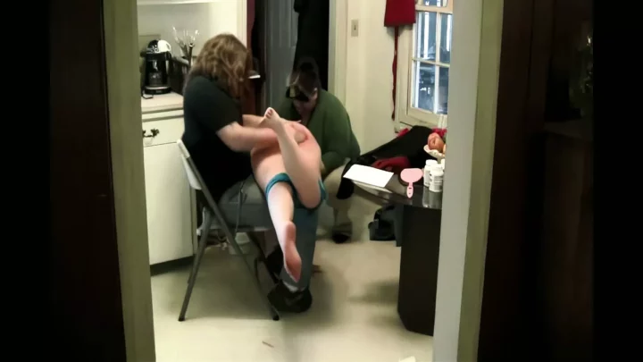 Screenshot 7 from Sami Krijgt Haar Blote Billen Geblakerd In De Keuken Door Mama En Papa