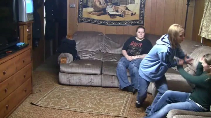 Screenshot 1 aus Sami Von Mama Und Papa Vor Gästen Verprügelt
