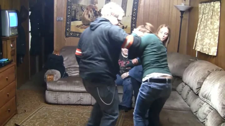 Screenshot 2 aus Sami Von Mama Und Papa Vor Gästen Verprügelt