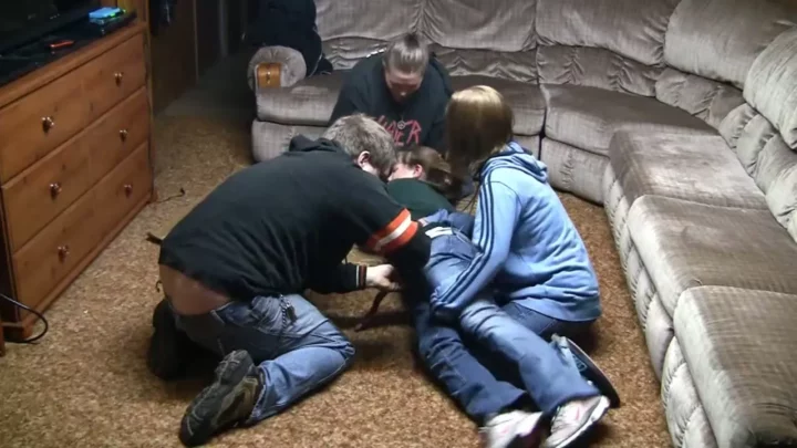 Screenshot 3 aus Sami Von Mama Und Papa Vor Gästen Verprügelt