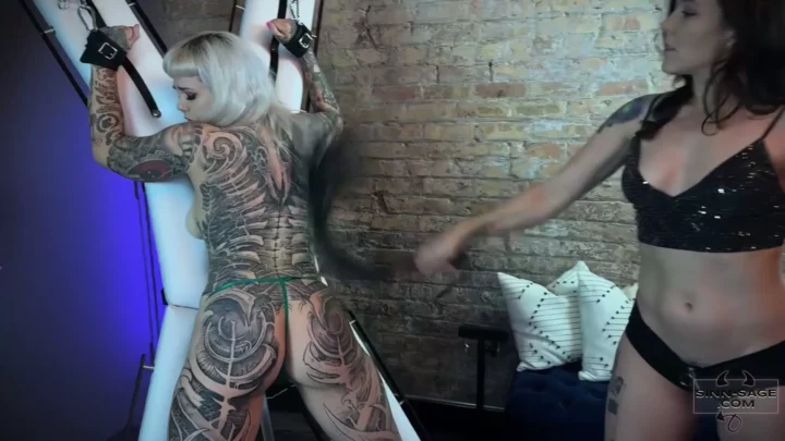 Screenshot 5 aus Sinn Sage Ruby Riots Up On The Cross Pt1 Gezüchtigt Gepaddelt Ruby Riots Und Sinn Sage Saint Andrews Cross Bondage Mit Weiblichem Spanking Katze Mit Neun Schwänzen Lesbische Dominanz — Sinn Sage Träume