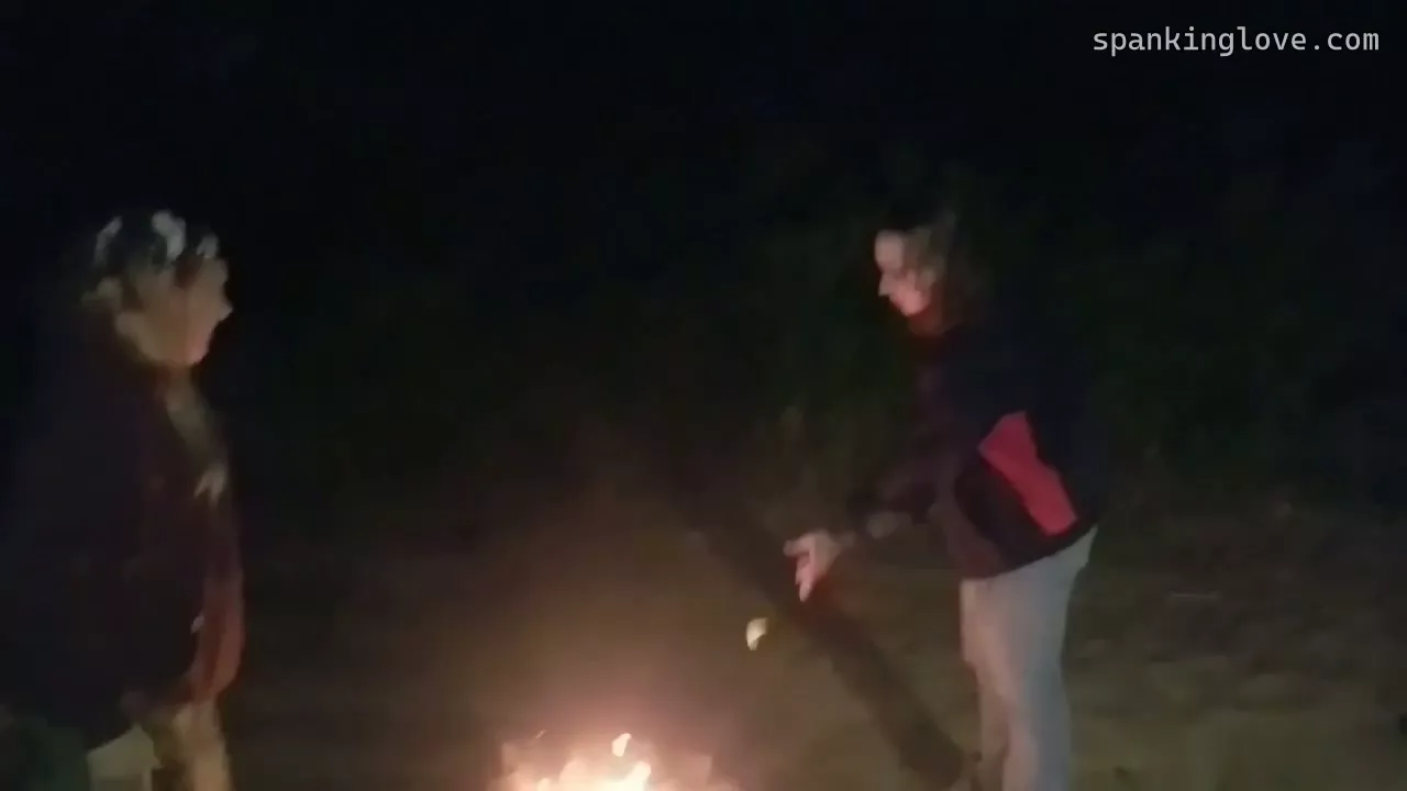 Captura de pantalla 2 de Dixie Azota a Missy en una Rara Escena de Nalgadas de Primos Acampando