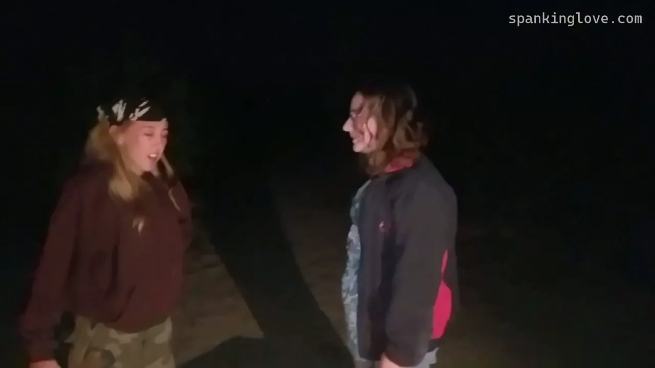 Captura de pantalla 3 de Dixie Azota a Missy en una Rara Escena de Nalgadas de Primos Acampando