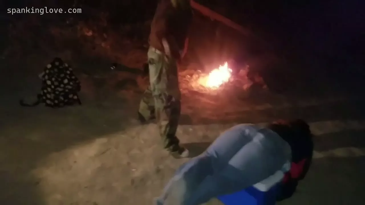 Captura de pantalla 4 de Dixie Azota a Missy en una Rara Escena de Nalgadas de Primos Acampando