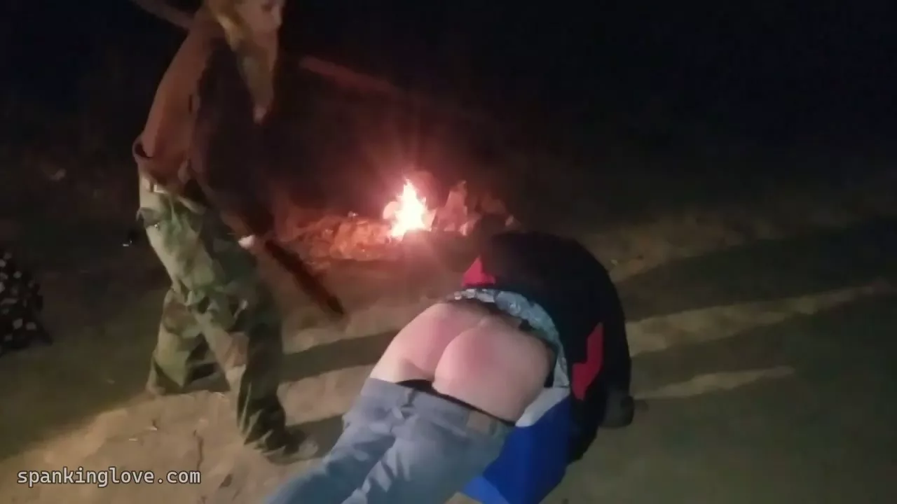 Captura de pantalla 8 de Dixie Azota a Missy en una Rara Escena de Nalgadas de Primos Acampando