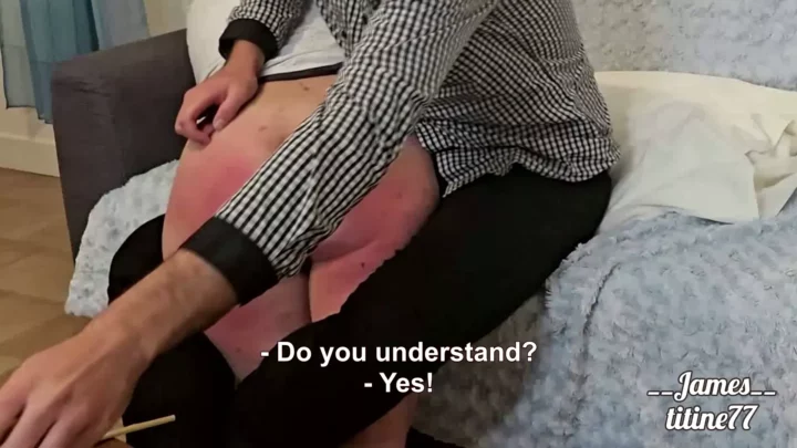 Screenshot 4 from Il Mio Primo Video di Sculacciate Una Ragazza Molto Nervosa Vive la Sua Prima Sculacciata a Sedere Nudo