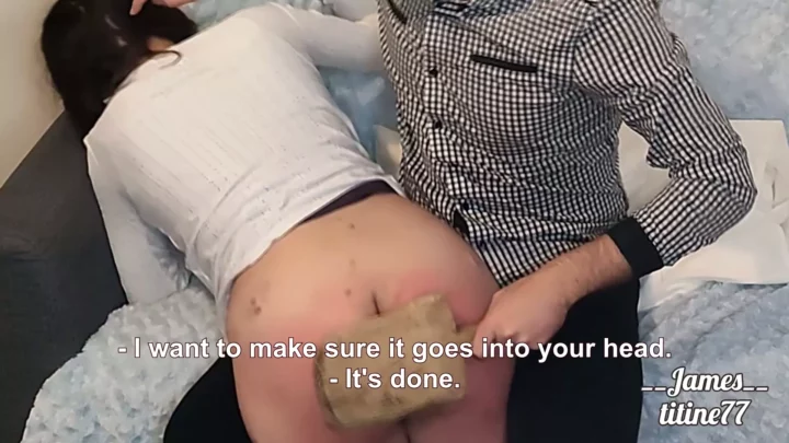 Screenshot 5 from Il Mio Primo Video di Sculacciate Una Ragazza Molto Nervosa Vive la Sua Prima Sculacciata a Sedere Nudo
