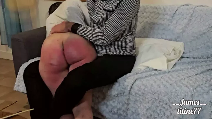 Screenshot 7 from Il Mio Primo Video di Sculacciate Una Ragazza Molto Nervosa Vive la Sua Prima Sculacciata a Sedere Nudo